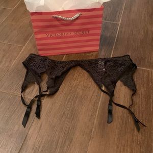GLAMOROUS BRAND NEW black lace garter belt. Victoria’s Secret.  Size Medium.
